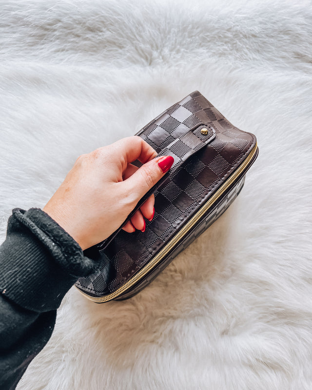 Flat Lay Checkered Cosmetic Bag [brown]