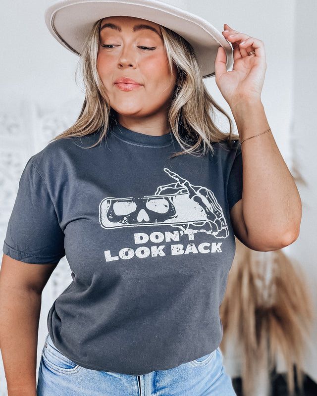 Don't Look Back Graphic Tee [graphite]