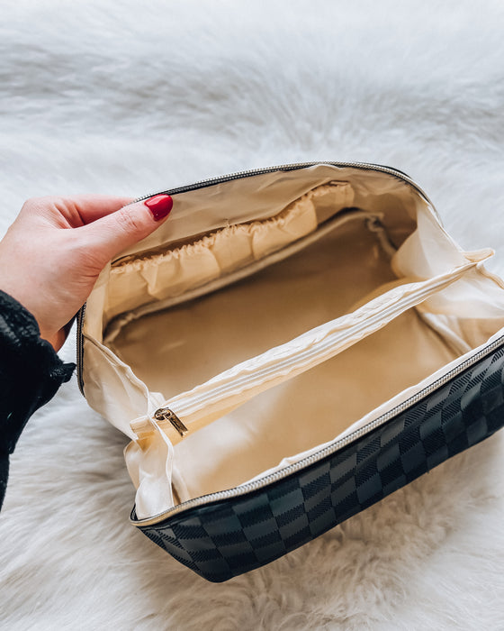 Flat Lay Checkered Cosmetic Bag [black]