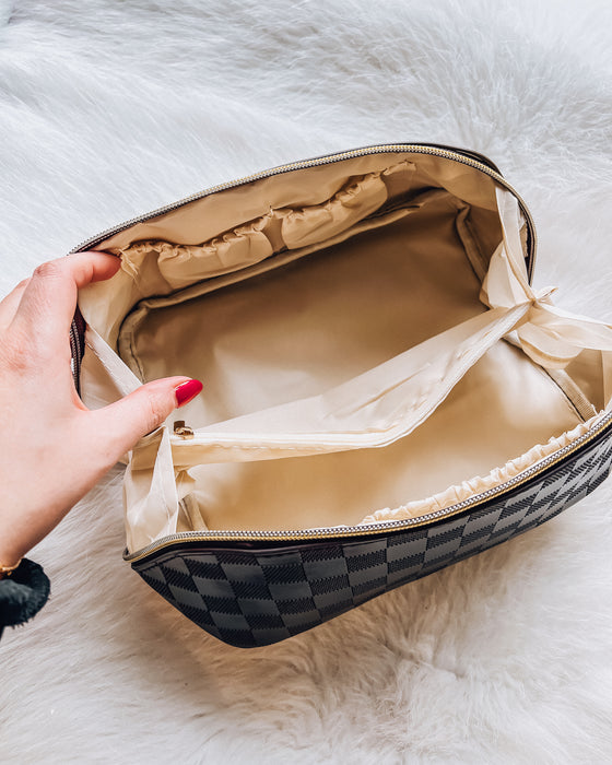 Flat Lay Checkered Cosmetic Bag [brown]