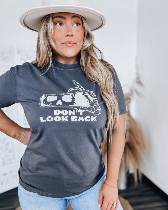 Don't Look Back Graphic Tee [graphite]